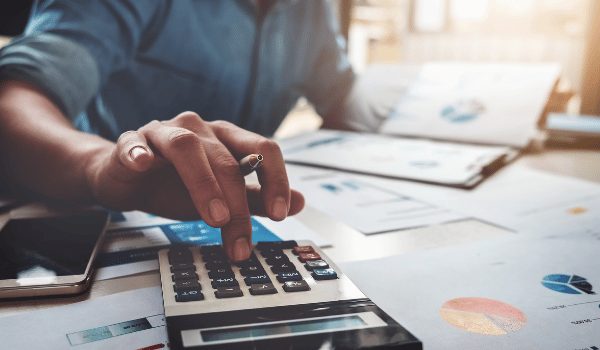 DN phát hiện hóa đơn bị hủy sau khi đã quyết toán xong, DN phải xử lý công nợ thế nào?